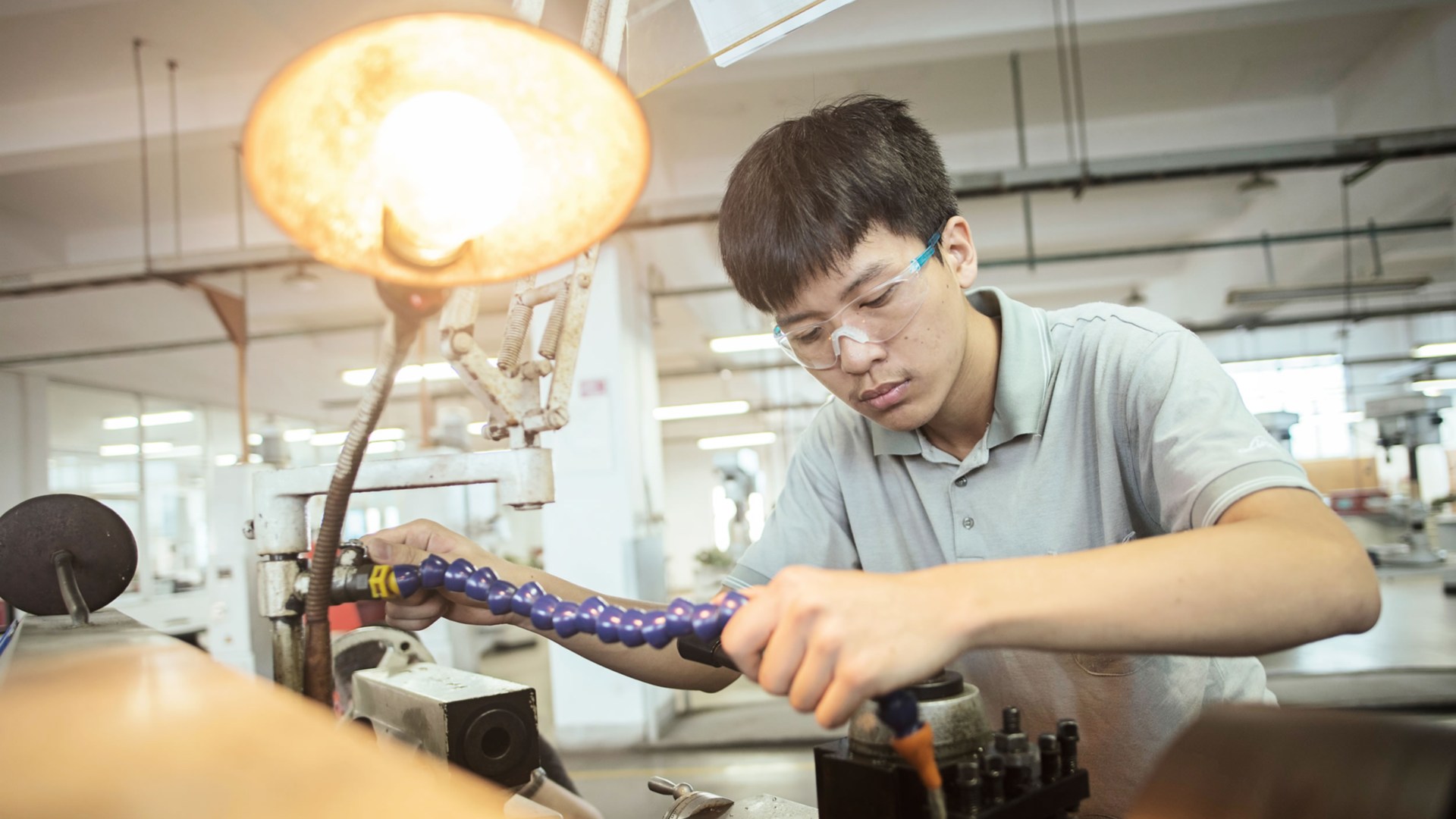 Pallet stacker from Linde Material Handling during maneuvers